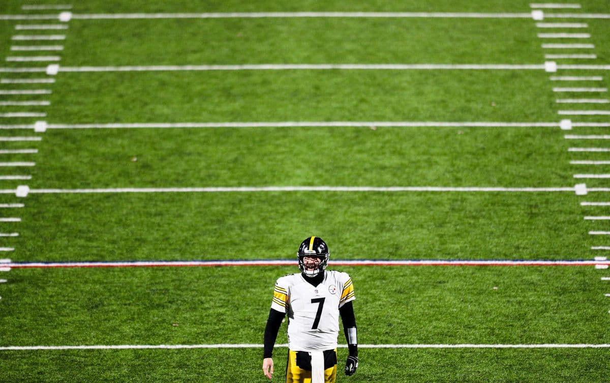 ORCHARD PARK, NEW YORK - DECEMBER 13: Ben Roethlisberger #7 of the Pittsburgh Steelers reads the Buffalo Bills defense during the fourth quarter in the game at Bills Stadium on December 13, 2020 in Orchard Park, New York. (Photo by Bryan M. Bennett/Getty Images)