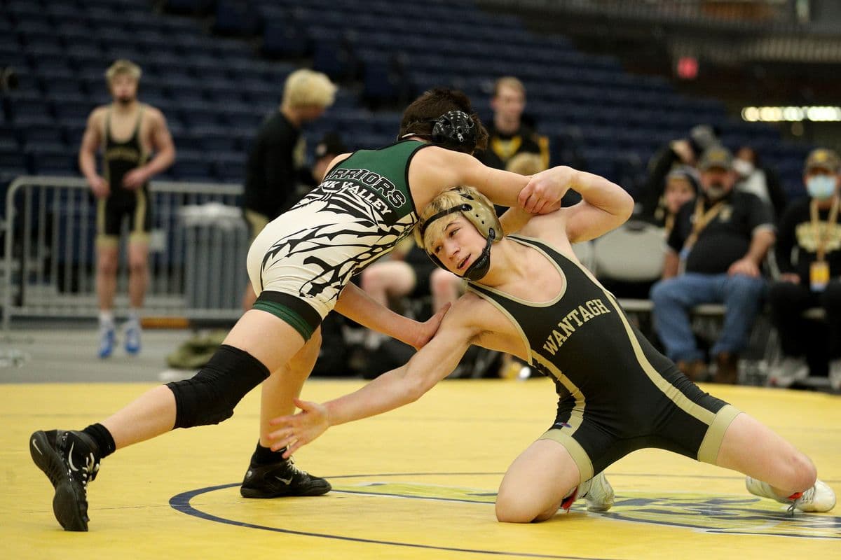 Minisink Valley's Wyatt Boice wrestles Wantagh's Anthony Clem during their 110 pound bout at the 2022 NYSPHSAA Wrestling Dual Meet Championships at SRC Arena in Syracuse, N.Y. on Jan. 29, 2022.