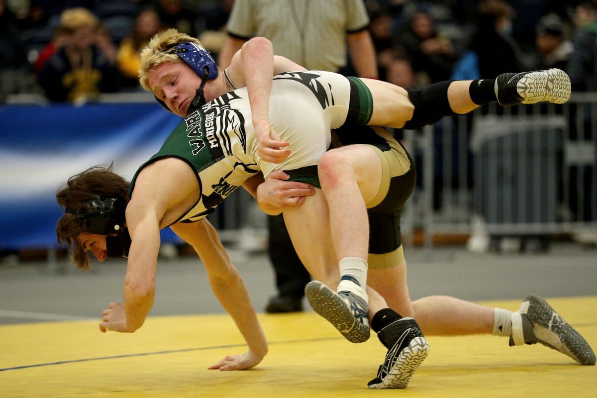Minisink Valley's Luke Greiner, left, is taken down by Wantagh's Jesse Vanorden during their 145 pound bout at the 2022 NYSPHSAA Wrestling Dual Meet Championships at SRC Arena in Syracuse, N.Y. on Jan. 29, 2022.