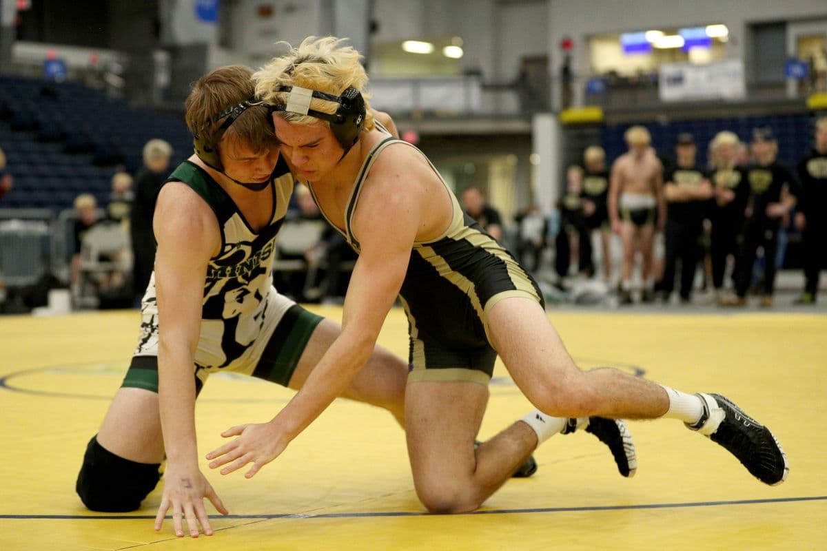 Minisink Valley's Andrew Filip, left, wrestles Wantagh's Noah Corwin during their 189 pound bout at the 2022 NYSPHSAA Wrestling Dual Meet Championships at SRC Arena in Syracuse, N.Y. on Jan. 29, 2022.