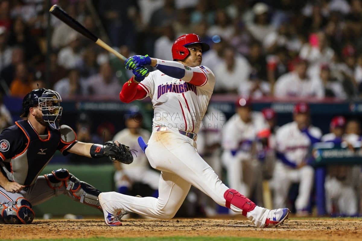 SANTO DOMINGO, DOMINICAN REPUBLIC - MARCH 03: Juan Soto #22 of the Dominican Republic hits a home run during the fourth inning of an exhibition game against the Detroit Tigers at Estadio Quisqueya on March 03, 2026 in Santo Domingo, Dominican Republic. (Photo by Bryan Bennett/Getty Images)