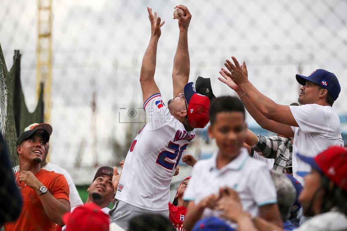 SANTO DOMINGO, DOMINICAN REPUBLIC - MARCH 04: Fans catch a ball during an exhibition game between the Detroit Tigers and the Dominican Republic at Estadio Quisqueya on March 04, 2026 in Santo Domingo, Dominican Republic. (Photo by Bryan Bennett/Getty Images)