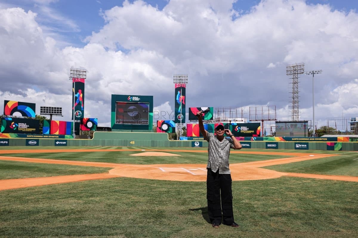 SANTO DOMINGO, DOMINICAN REPUBLIC - MARCH 04: Fernando Villalona waves to fans prior to an exhibition game between the Detroit Tigers and the Dominican Republic at Estadio Quisqueya on March 04, 2026 in Santo Domingo, Dominican Republic. (Photo by Bryan Bennett/Getty Images)