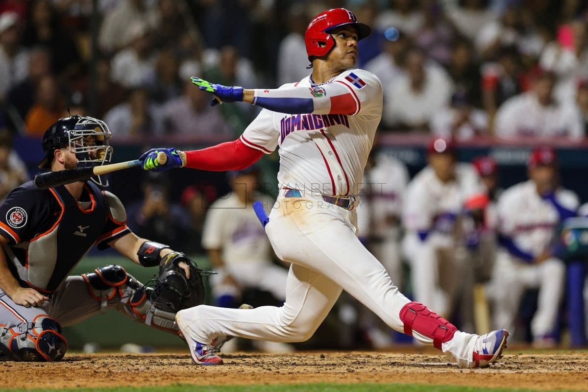 SANTO DOMINGO, DOMINICAN REPUBLIC - MARCH 03: Juan Soto #22 of the Dominican Republic hits a home run during the fourth inning of an exhibition game against the Detroit Tigers at Estadio Quisqueya on March 03, 2026 in Santo Domingo, Dominican Republic. (Photo by Bryan Bennett/Getty Images)