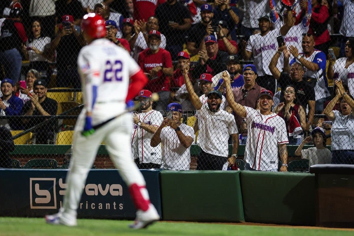 SANTO DOMINGO, DOMINICAN REPUBLIC - MARCH 03: Fans react as Juan Soto #22 of the Dominican Republic walk to the plate during an exhibition game against the Detroit Tigers at Estadio Quisqueya on March 03, 2026 in Santo Domingo, Dominican Republic. (Photo by Bryan Bennett/Getty Images)