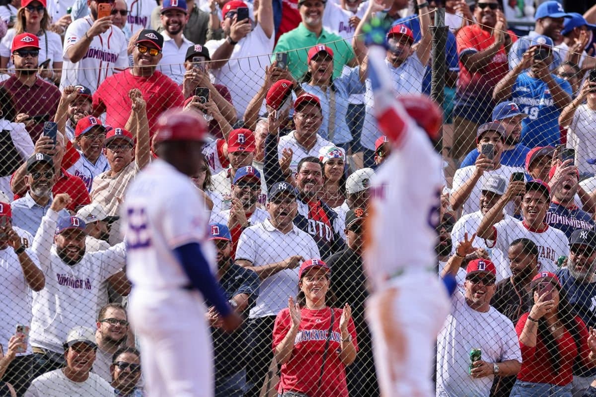 SANTO DOMINGO, DOMINICAN REPUBLIC - MARCH 04: Fans react after Juan Soto #22 of the Dominican Republic hits a triple during the third inning of an exhibition game against the Detroit Tigers at Estadio Quisqueya on March 04, 2026 in Santo Domingo, Dominican Republic. (Photo by Bryan M. Bennett/Getty Images)